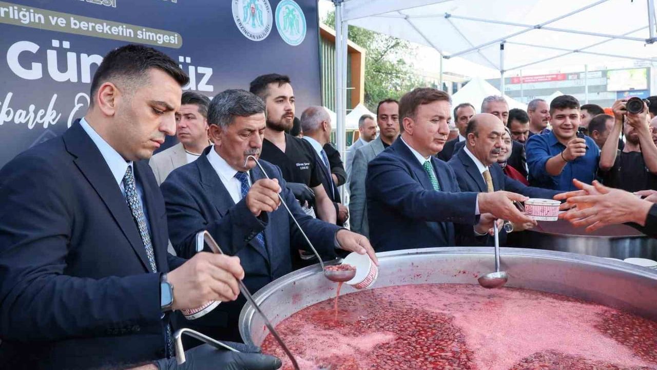 Erzincan'da vatandaşlara aşure ikramı