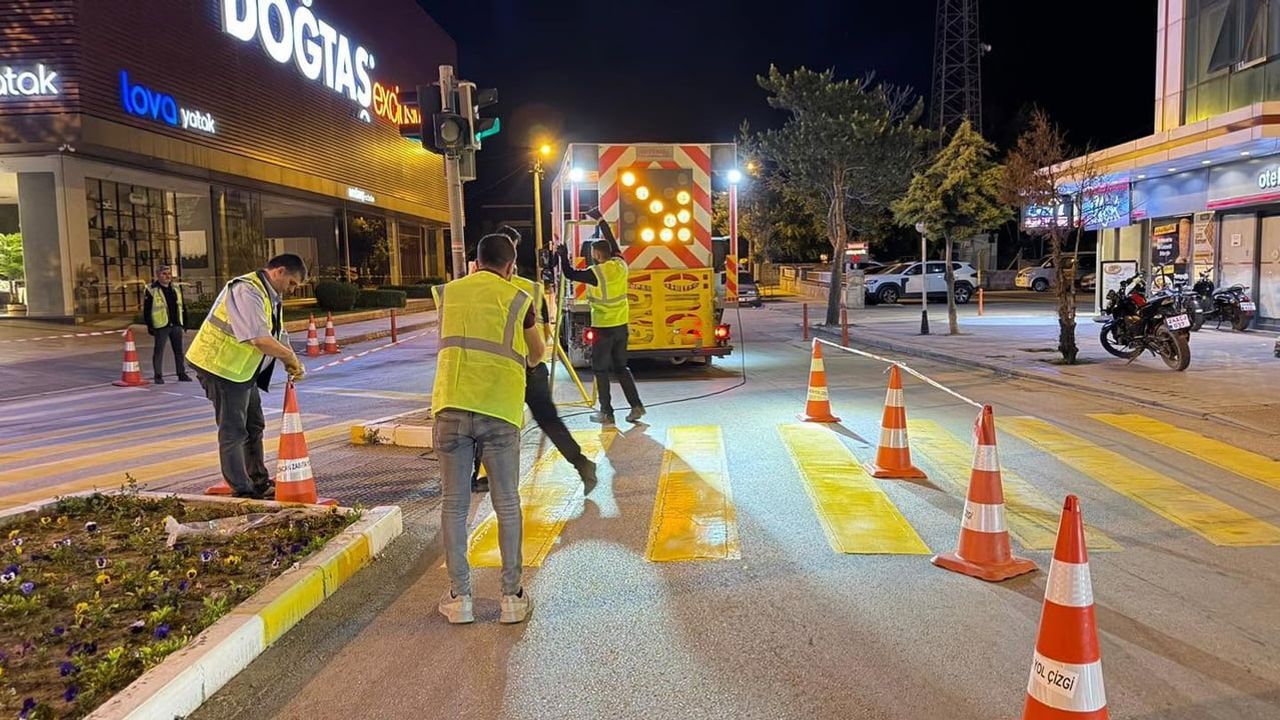 Erzincan'da yol çizgi yenileme çalışmaları: Yaya geçitleri yeniden boyanıyor