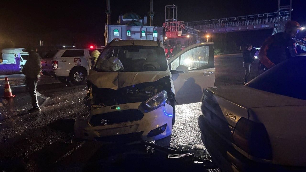 Erzincan-Gümüşhane karayolunda çarpışma: 5 yaralı, sıkışan kişi itfaiye tarafından çıkarıldı