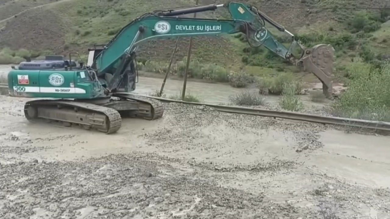 Erzincan-Kemah yolu selin ardından yeniden ulaşıma açıldı