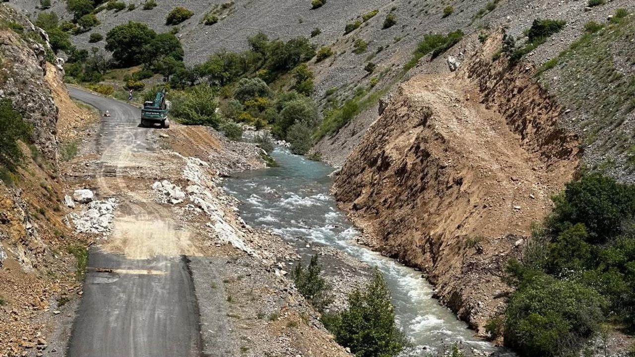 Erzincan Kemaliye'de Başbağlar Grup Köy Yolu'nda Onarım Çalışmaları Sürüyor