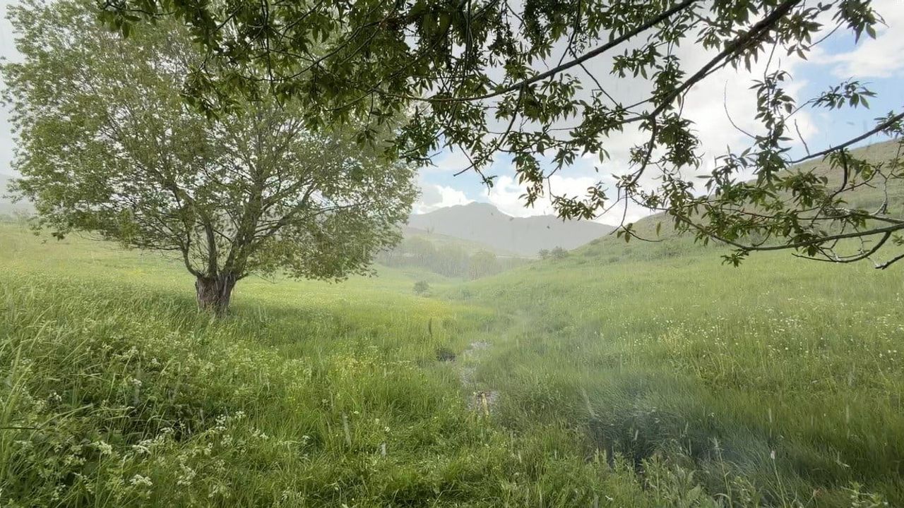 Erzincan Otlukbeli'de ani dolu ve fırtına köy yaşamını zorladı