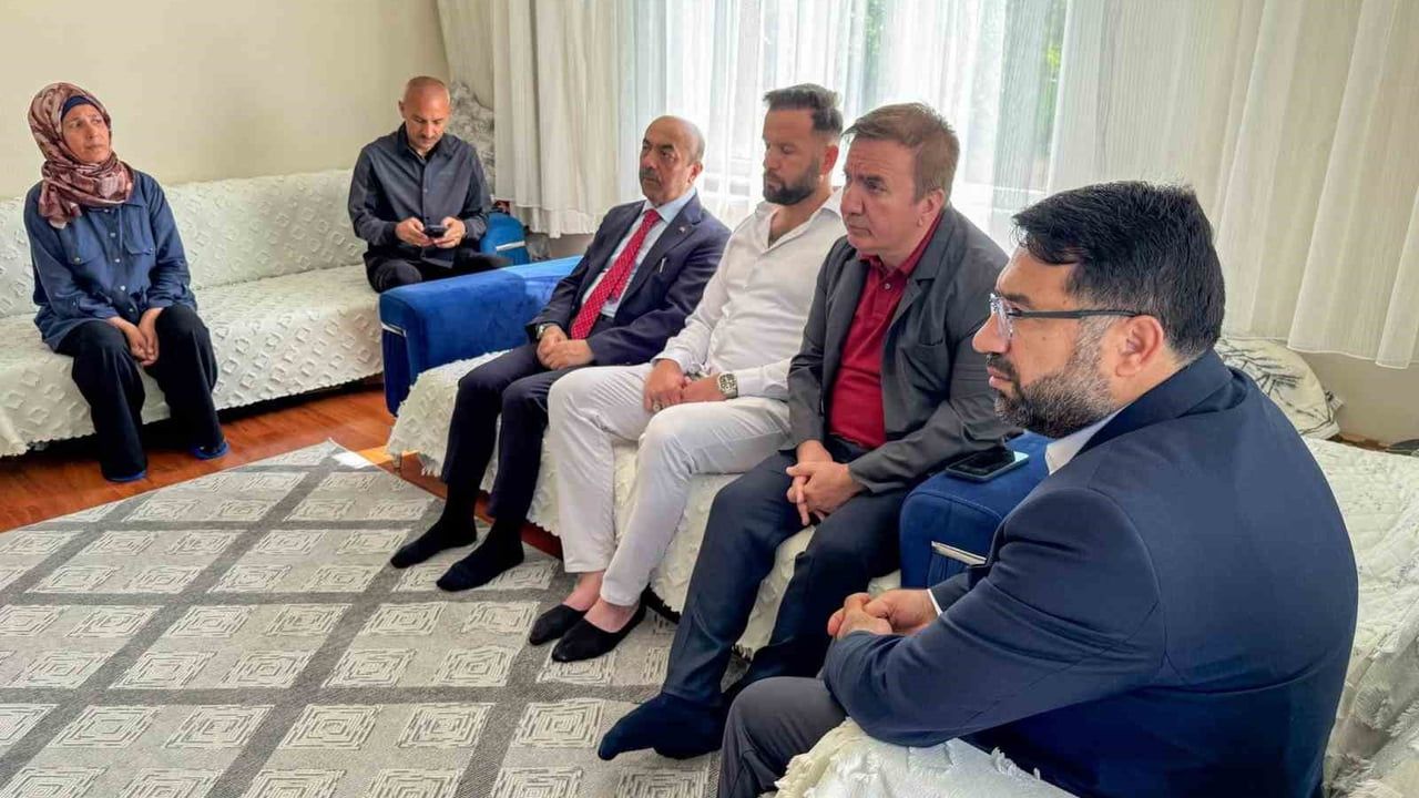 Erzincan valisi Aydoğdu, babasını kaybeden öğrencinin ailesini ziyaret etti