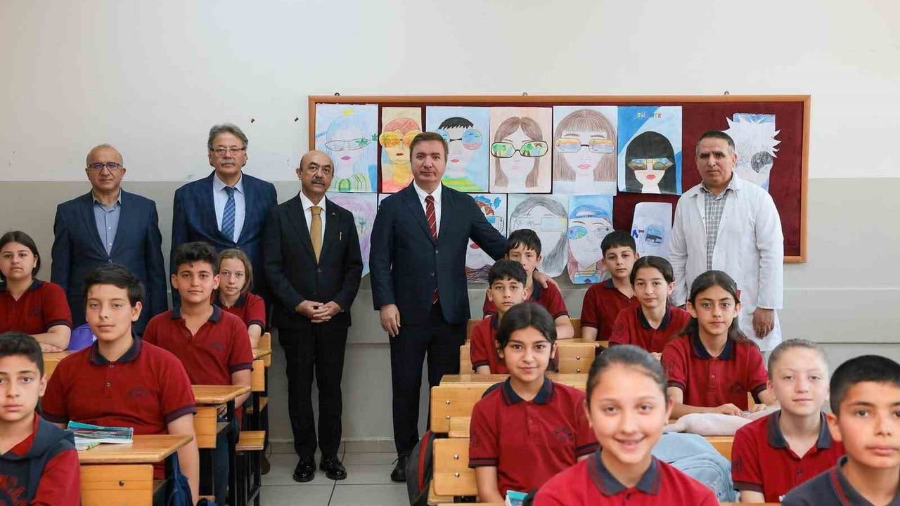 Erzincan Valisi Hamza Aydoğdu, 7. sınıf öğrencisinin daveti üzerine sınıfını ziyaret etti