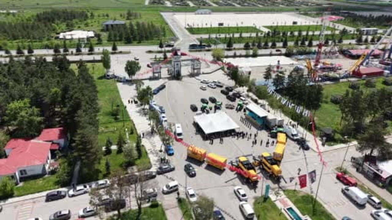 Erzurum Büyükşehir, Tarım Makinaları Parkına 2 Biçerdöver ve 4 Römork Ekledi