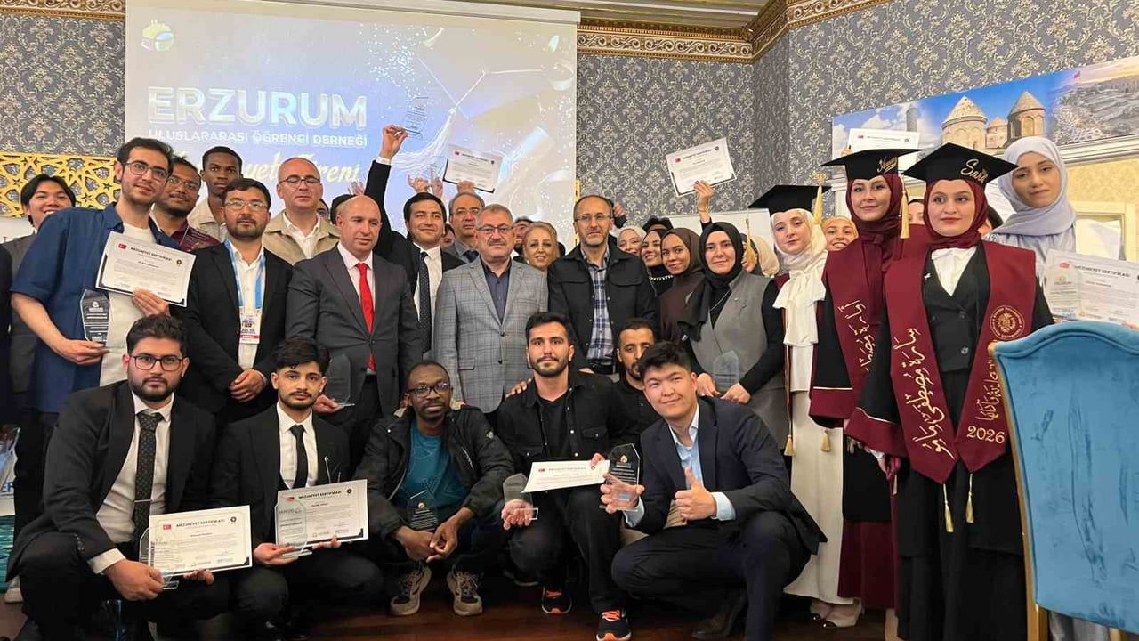 Erzurum'da 17 ülkeden 72 uluslararası öğrenci mezuniyet töreniyle uğurlandı