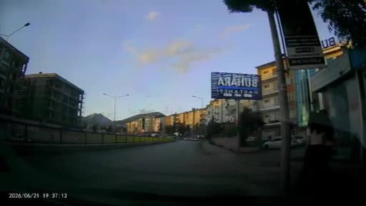 Erzurum'da araç savruldu, kaldırımda yürüyen iki genç kız son anda kurtuldu