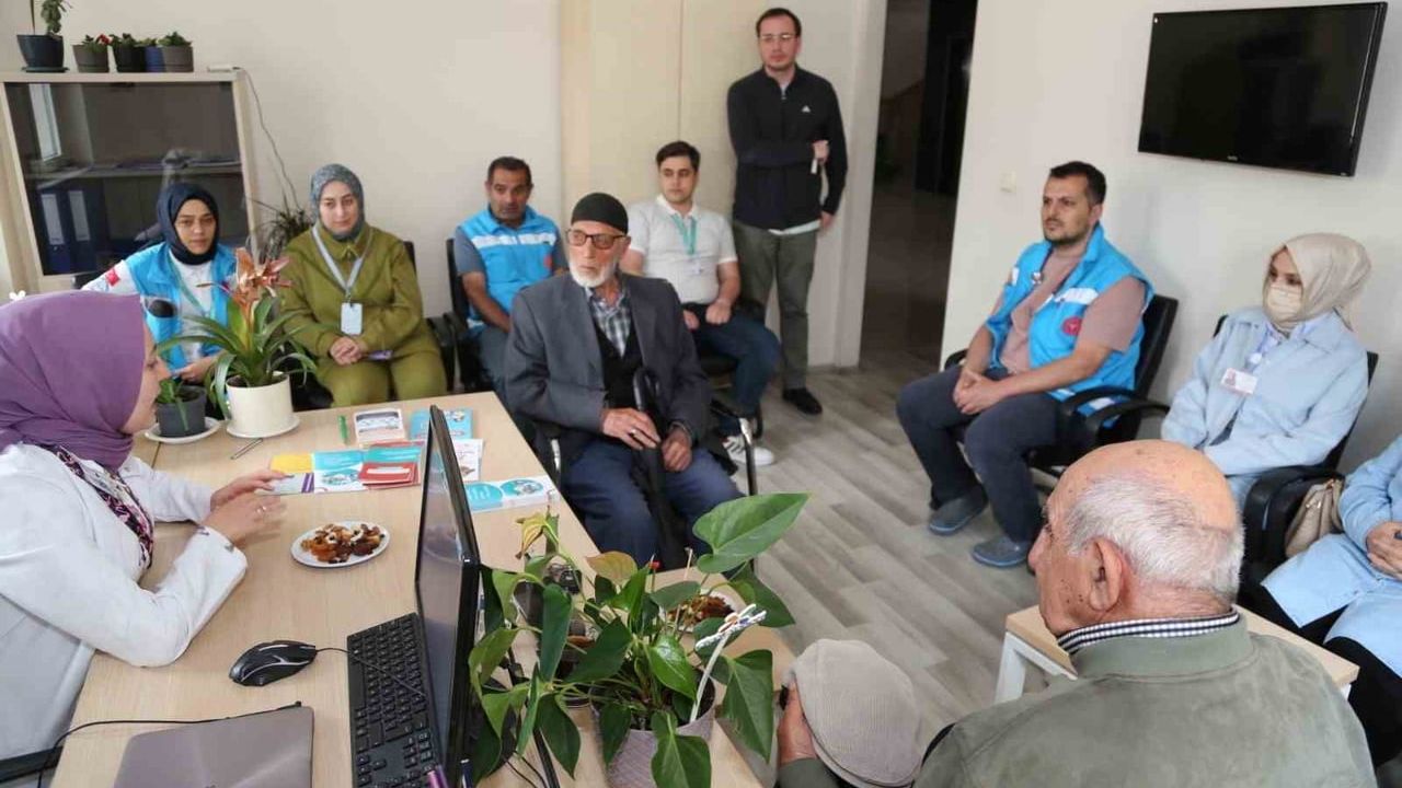 Erzurum’da asırlık çınarlar Yıldızkent Sağlıklı Hayat Merkezi’nde ağırlandı