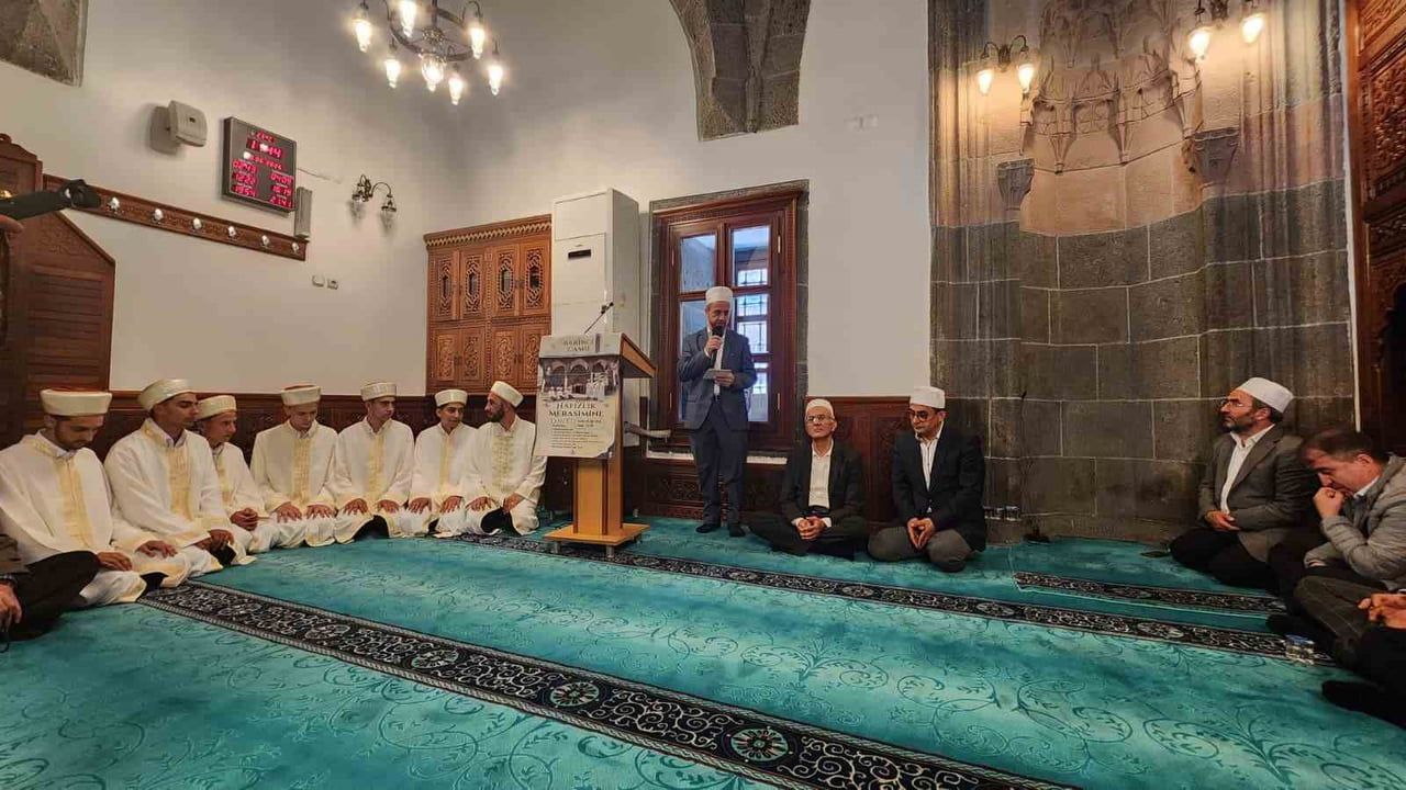 Erzurum'da Bakırcı Camii'nde hafızlık belgeleri verildi