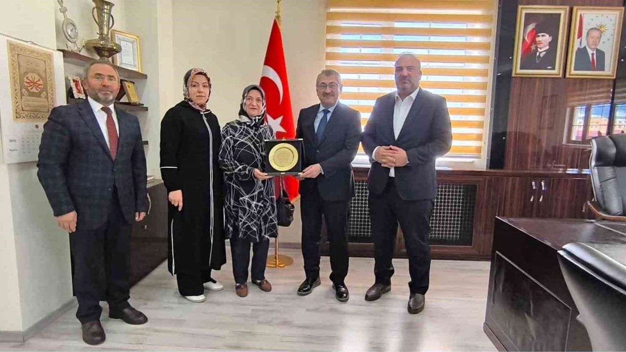Erzurum'da Emekli Öğretmenden Yatılı Hafızlık Kursuna Anlamlı Bağış
