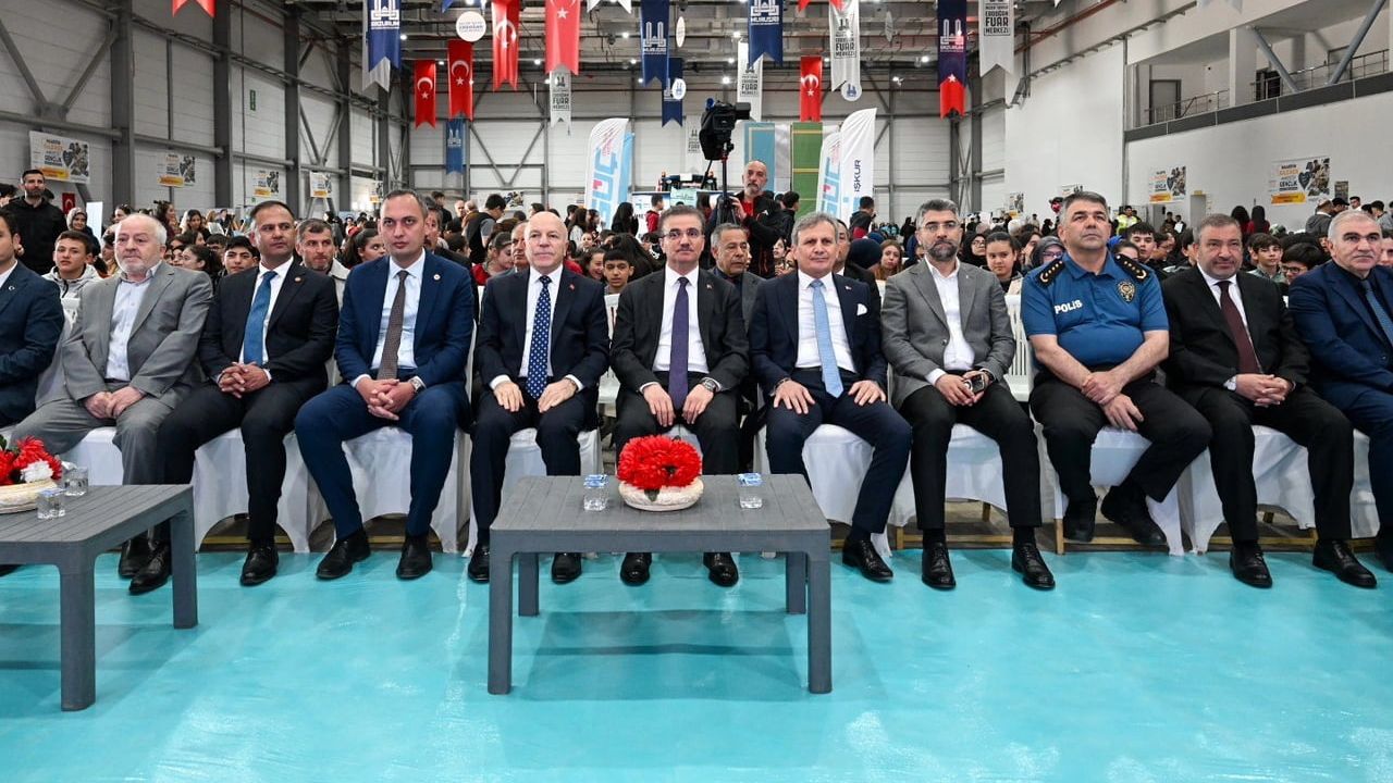Erzurum'da 'Maarifin Kalbinde Marifetli Gençlik' Mesleki ve Teknik Eğitim Fuarı açıldı