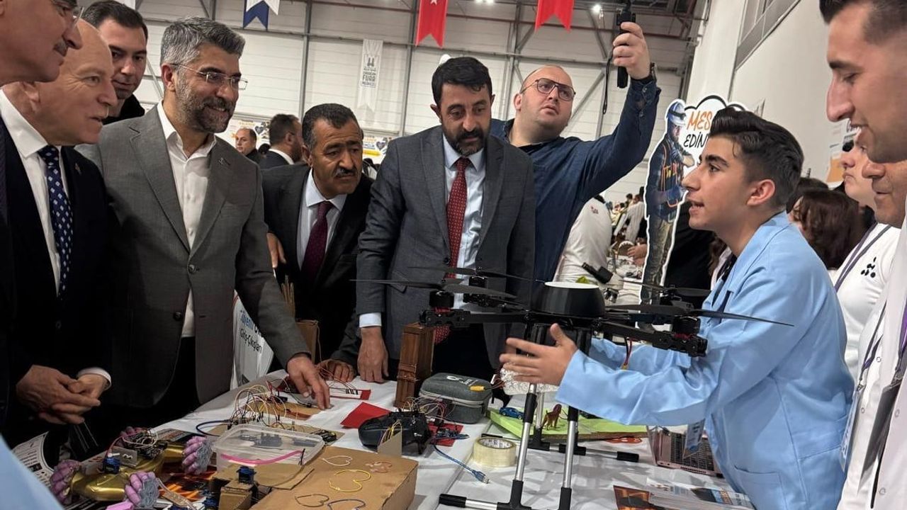 Erzurum'da mesleki eğitim fuarında zirai drone, akıllı baston ve ilaç takip projeleri öne çıktı