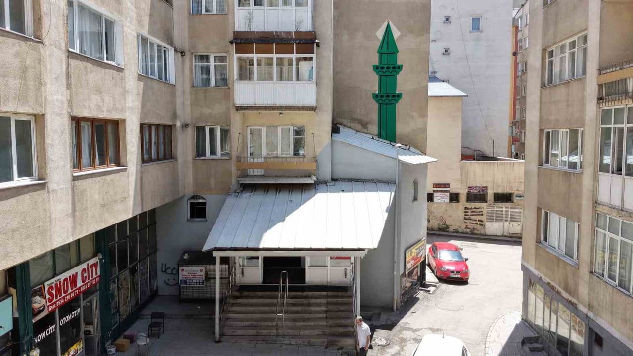 Erzurum'da minareye yer bulunamayınca duvara üç boyutlu minare monte edildi