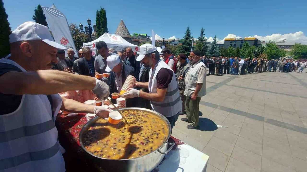 Erzurum'da muharram ayı vesilesiyle aşure dağıtımında yoğunluk
