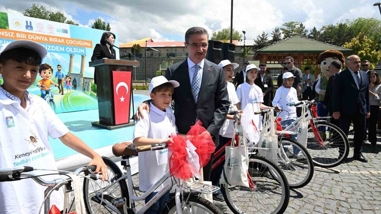 Erzurum'da öğrenciler babalarını sigarayı bırakmaya teşvik etti, bisiklet ödüllerini aldı
