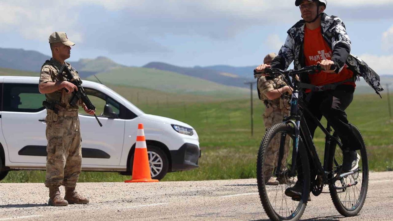 Erzurum'da PalanExtreme sporcuları Karayazı etabında 20 kilometre pedal çevirdi