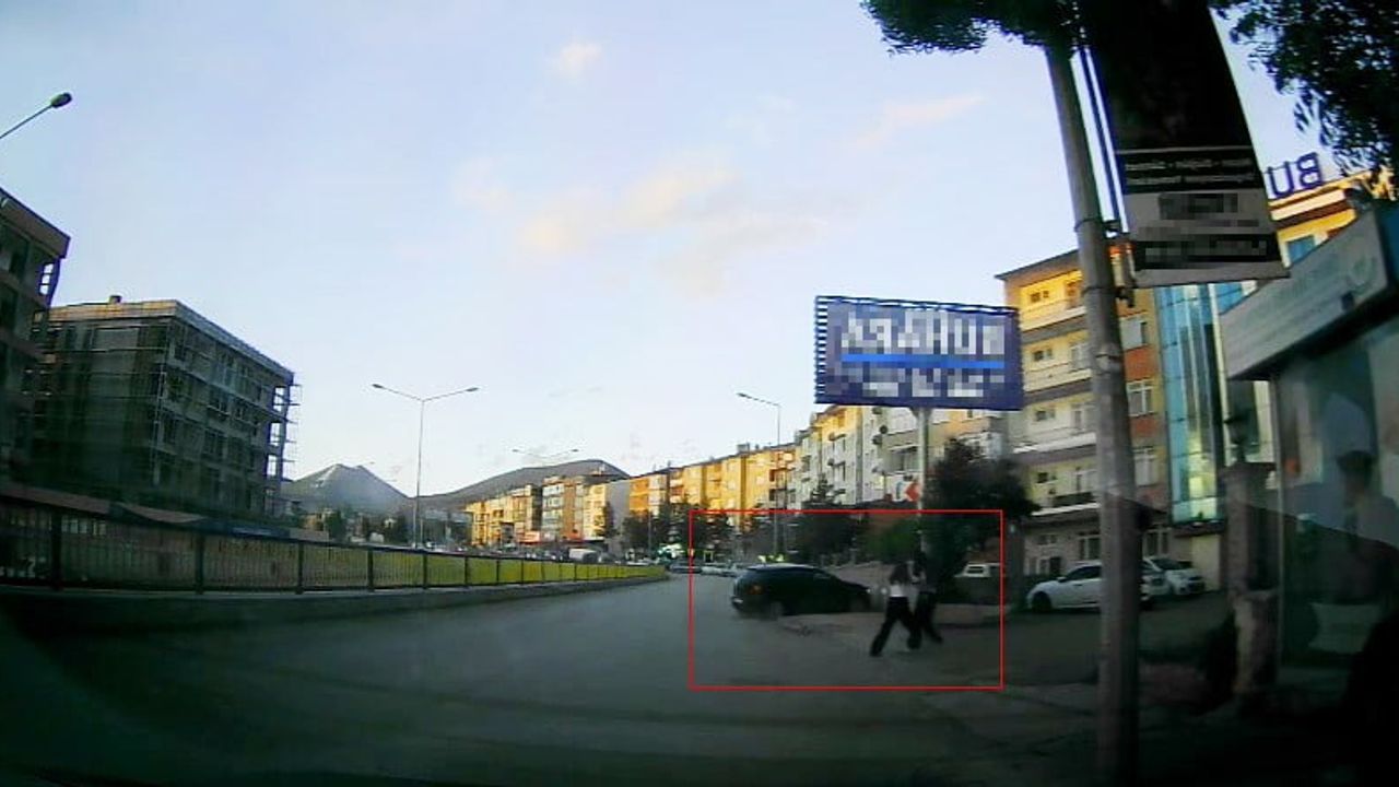 Erzurum'da savrulan araç kaldırımdaki iki genci son anda kurtardı