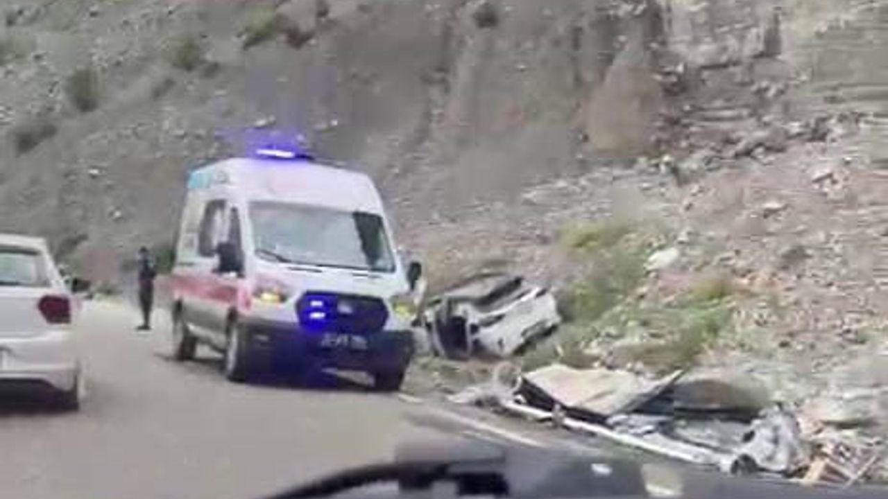 Erzurum'da tırdan atlayan sürücü öldü, 2 kişi yaralandı