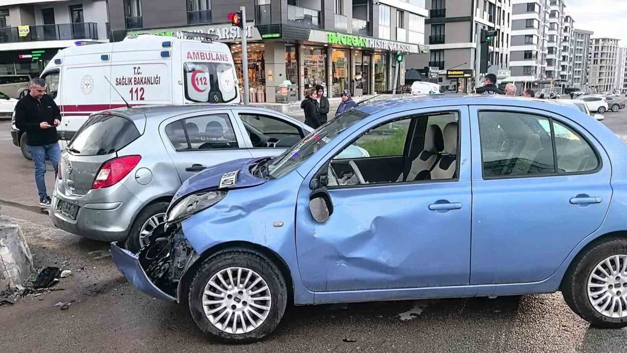 Erzurum'da zincirleme kaza: Zekai Aksakallı Caddesi kavşağında 3 araç çarpıştı, 1 yaralı