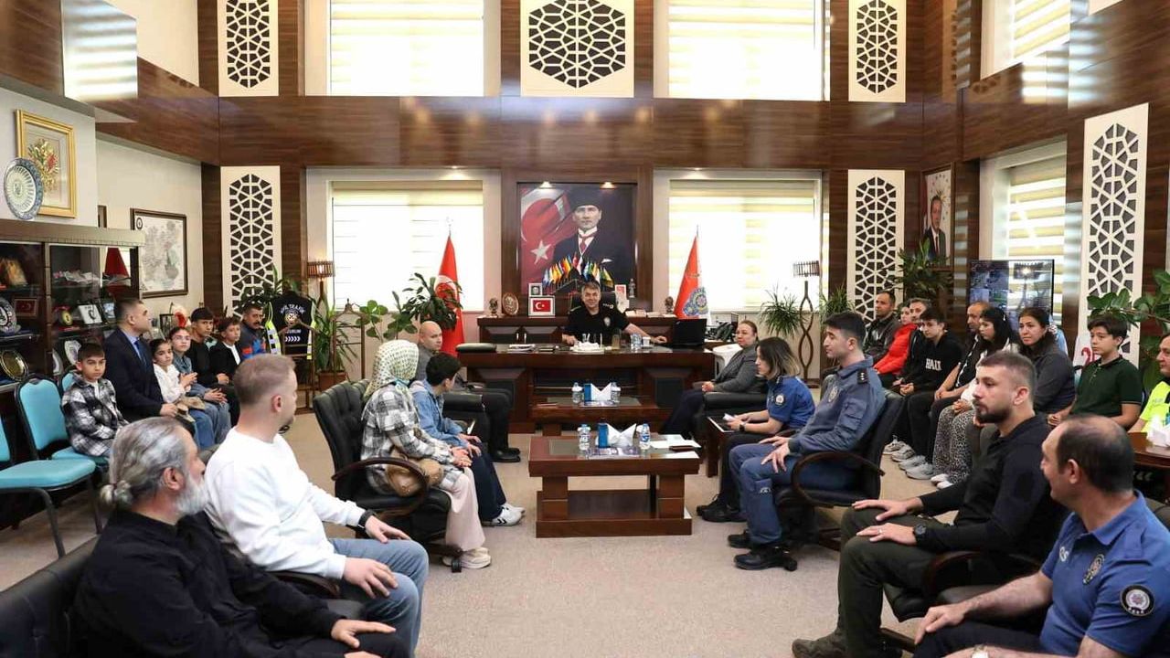 Erzurum Emniyet Müdürlüğü 'Biz Bize Yeteriz' ile çocukların eğitimine destek — Onur Karaburun öğrencileri kabul etti