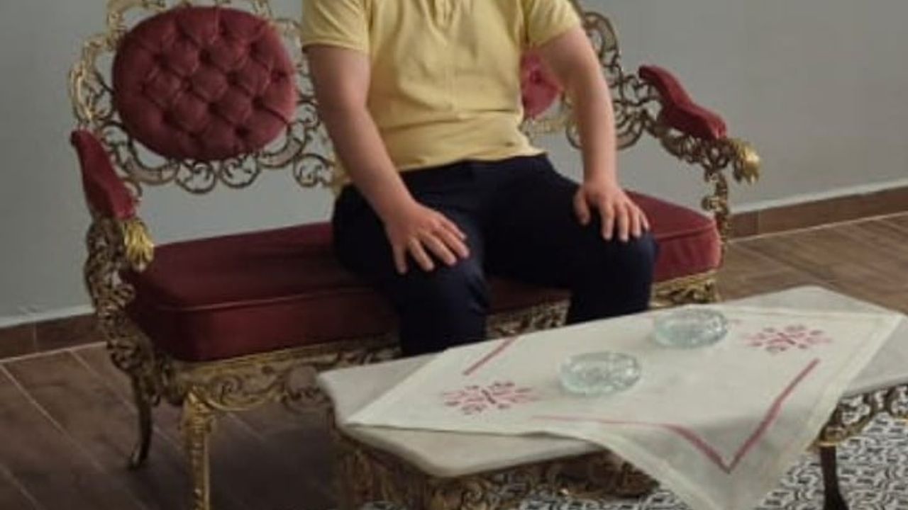 Erzurum Olgunlaşma Enstitüsü'ndeki tarihî köşe takımı Zeki Müren'in evindekiyle benzerlik taşıyor