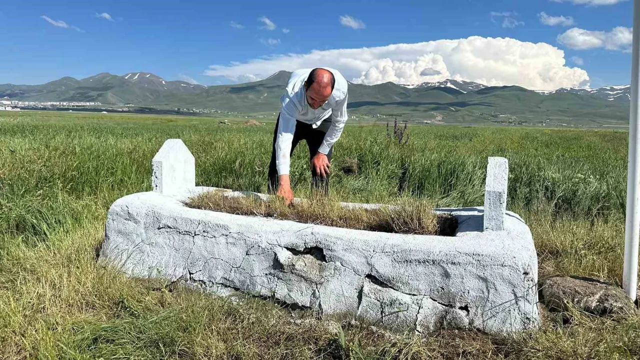 Erzurum ovasında 149 yıldır nöbet tutan 93 harbi şehidinin kabri gün yüzüne çıkarıldı