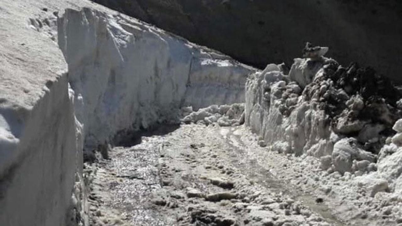Esendere'de yayla yolları kardan temizlendi