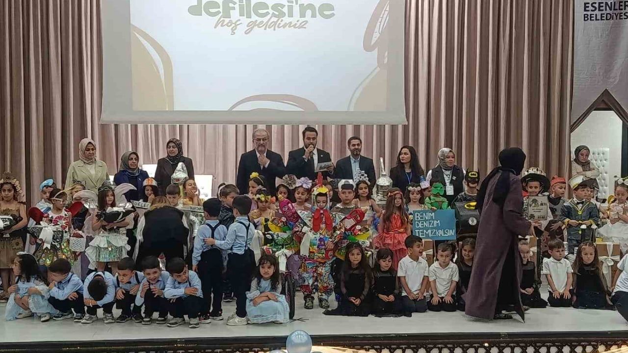 Esenler'de 7. Geleneksel Geri Dönüşüm Defilesi: Minikler Atıkları Kostüme Dönüştürdü