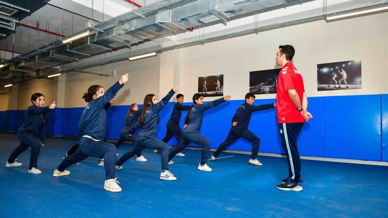 Esenyurt Belediyesi gençlere ücretsiz eskrim kursu sunuyor: Spor Lisesi hazırlığı ve ekipman desteği