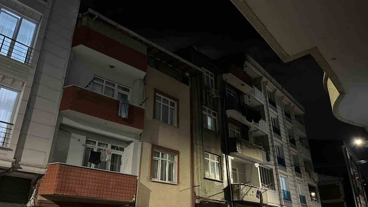Esenyurt’ta 3 katlı binanın çatısında yangın
