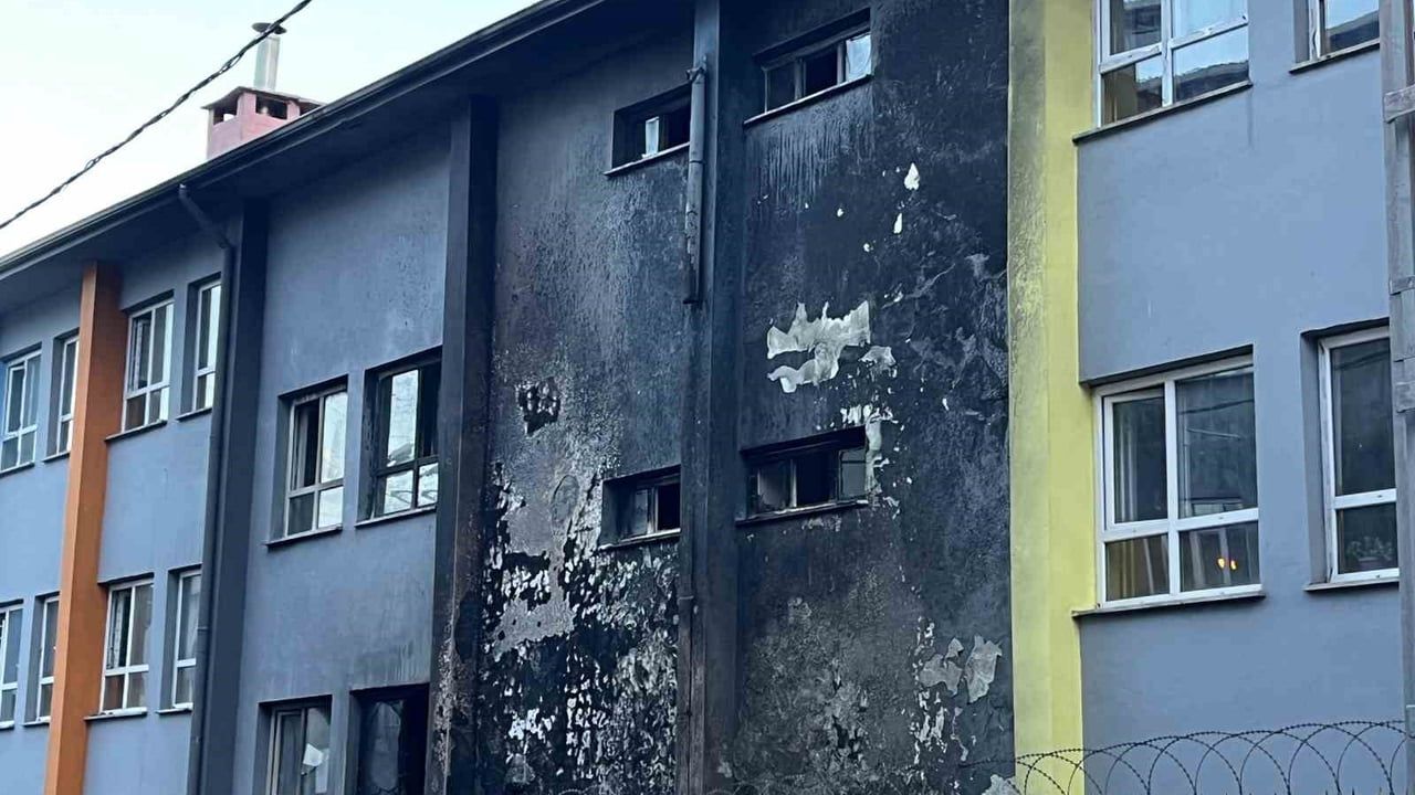 Esenyurt'ta 3 katlı ilkokulda yangın: Duvar yanındaki sıralar ve dış cephede hasar
