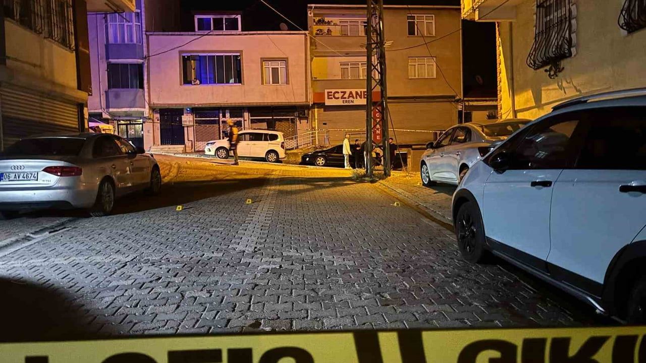 Esenyurt'ta Balıkyolu Mahallesi'nde silahlı çatışma güvenlik kamerasına yansıdı