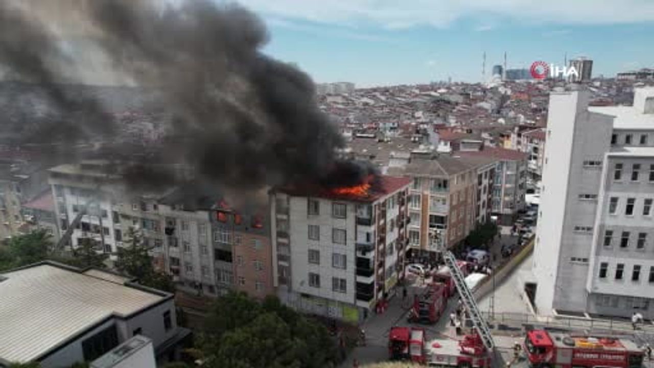Esenyurt’ta çatı yangını: Alevler yan binaya sıçradı, itfaiye soğutma çalışmalarını sürdürüyor