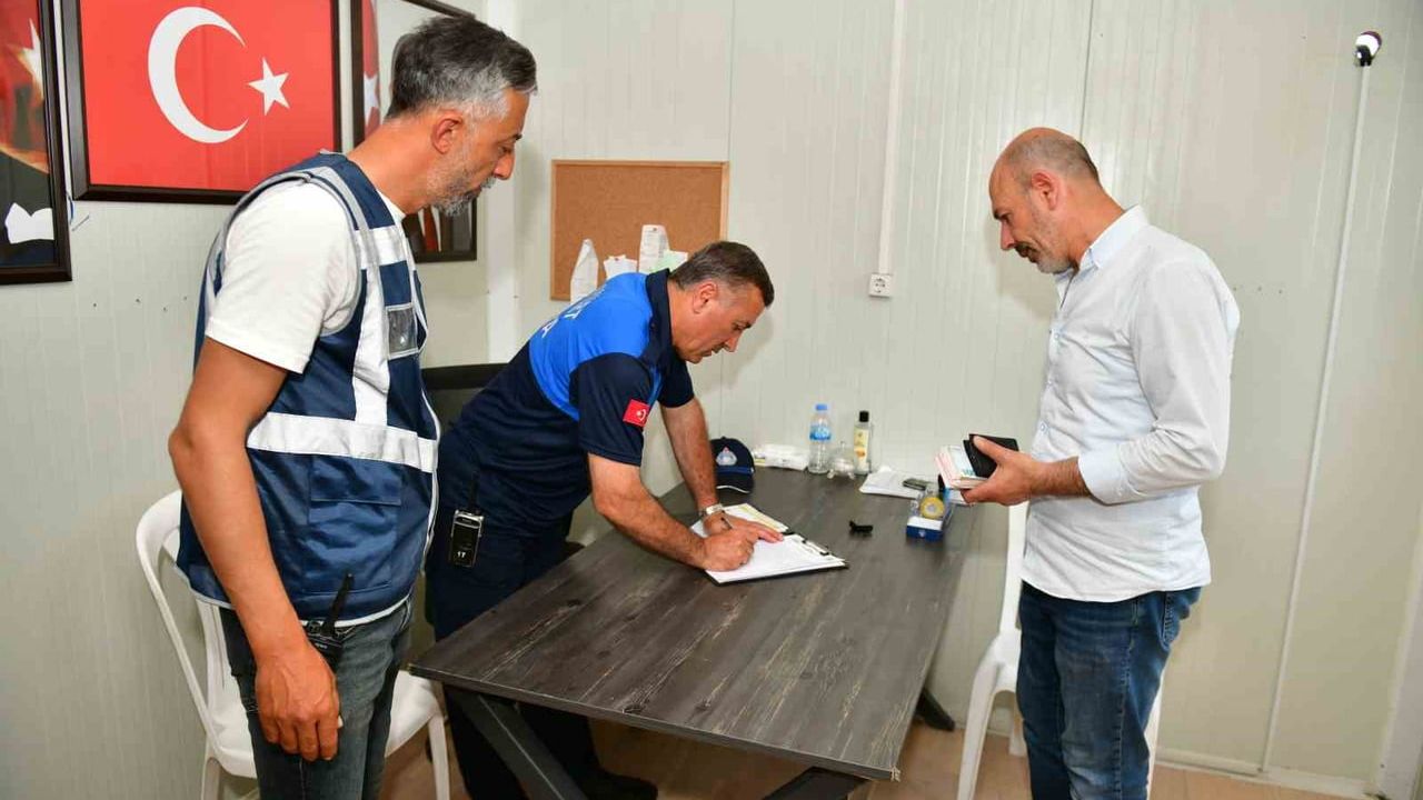 Esenyurt’ta çöpe atılan 35 bin lira ve cüzdan, temizlik ekiplerinin titiz çalışmasıyla sahibine ulaştı