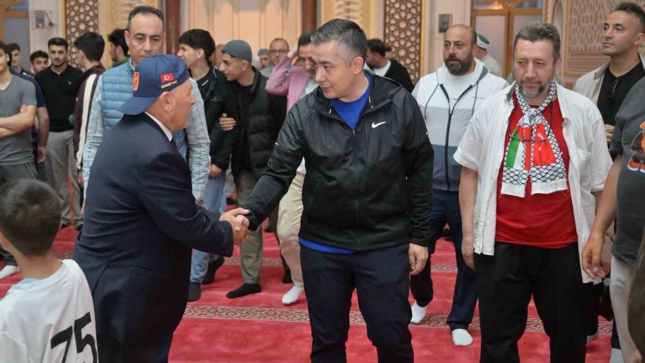 Esenyurt’ta Dünya Kupası coşkusu: vatandaşlar Cumhuriyet Meydanı’nı doldurdu