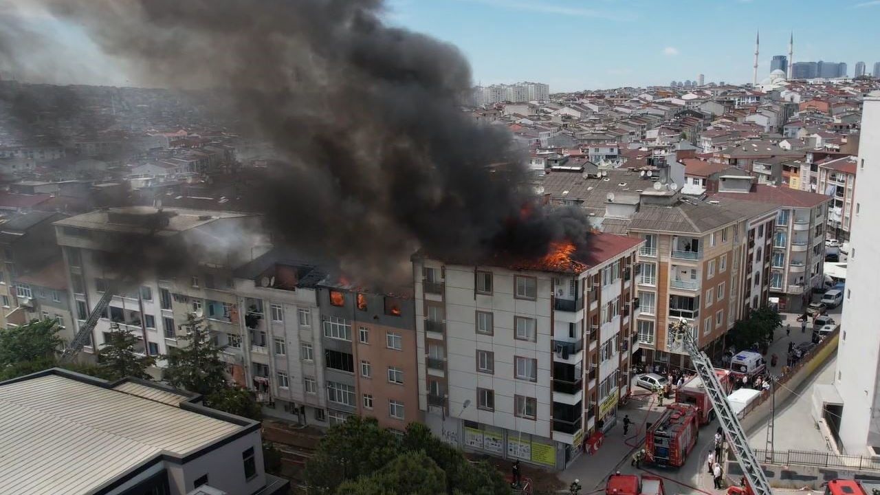 Esenyurt’ta iddiaya göre kaynak çalışması sırasında çatı yangını; 4 binanın çatısına sıçradı