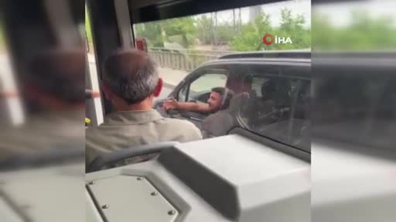 Esenyurt'ta İETT şoförü ile otomobil sürücüsü arasında yol verme tartışması