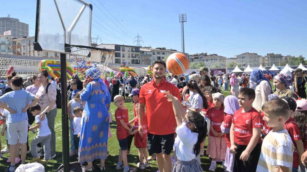 Esenyurt'ta karne coşkusu: binlerce çocuk yaz tatiline şenlikle merhaba dedi
