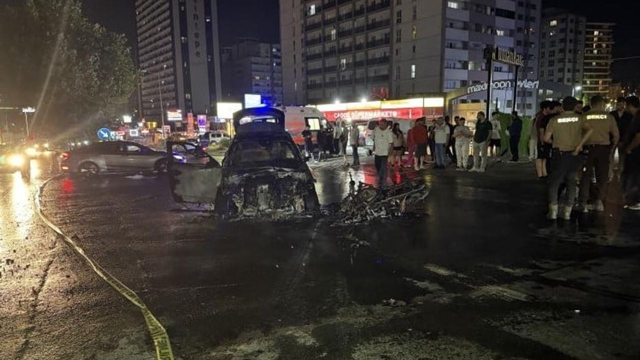 Esenyurt'ta otomobil ile motosiklet çarpıştı, araçlar kullanılamaz hale geldi