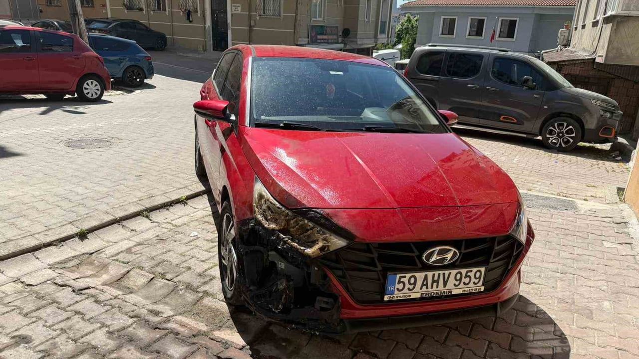 Esenyurt'ta park halindeki iki araç kundaklandı; saldırı anları güvenlik kamerasında