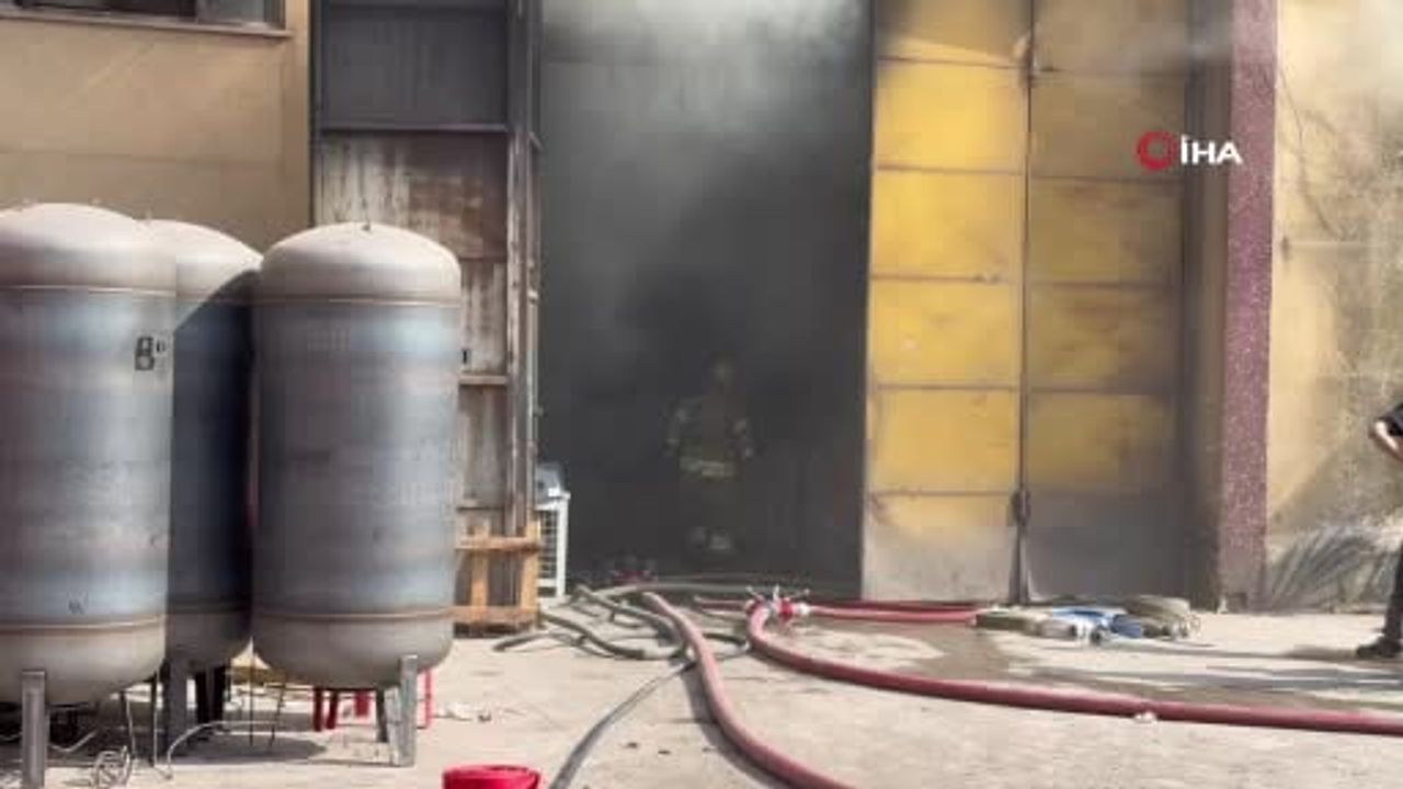 Esenyurt'ta su pompası fabrikasında yangın kontrol altına alındı