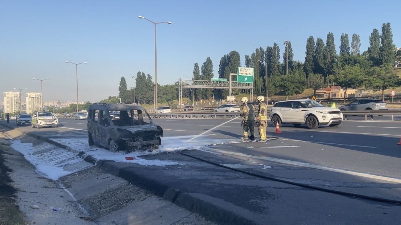 Esenyurt TEM otoyolu'nda hafif ticari araç yandı
