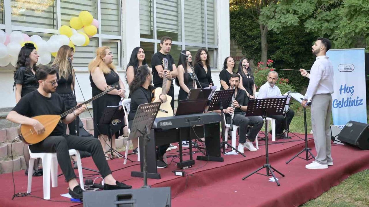 Esenyurt Ulu Çınar Kültür Merkezi'nde kursiyerlerin müzikli dönem finali