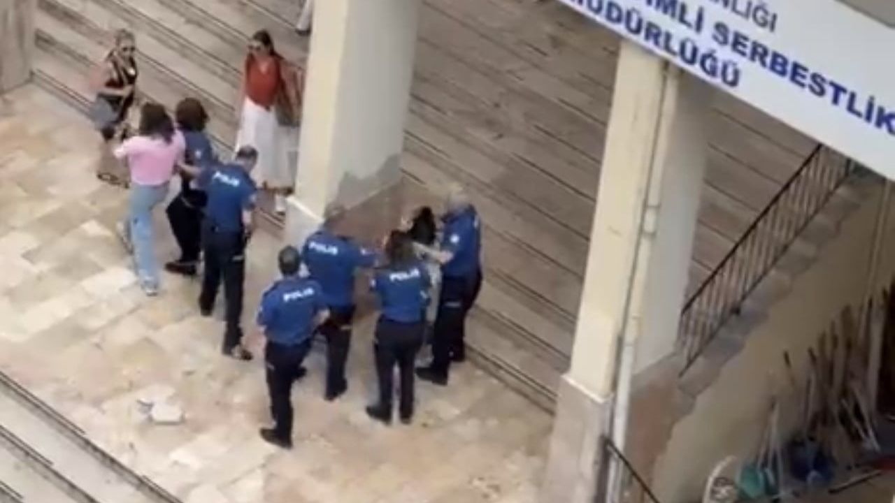 Eski adliye binası önünde iki kadın arasında kavga