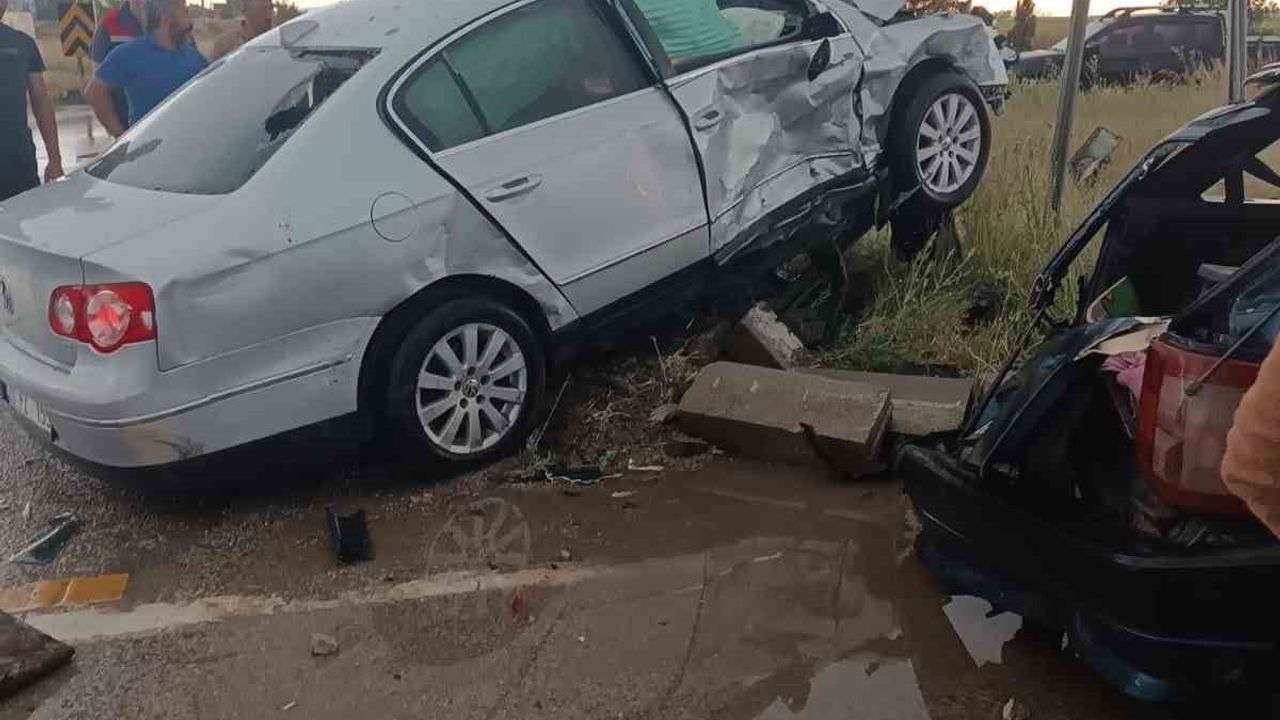 Eskişehir-Afyonkarahisar yolunda kavşakta çarpışma: 2’si ağır 4 yaralı