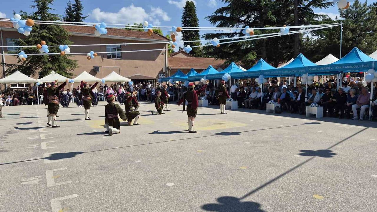 Eskişehir Atatürk Endüstri Meslek ve Anadolu Lisesi'nde Geleneksel Pilav Günü ve Mezuniyet Töreni