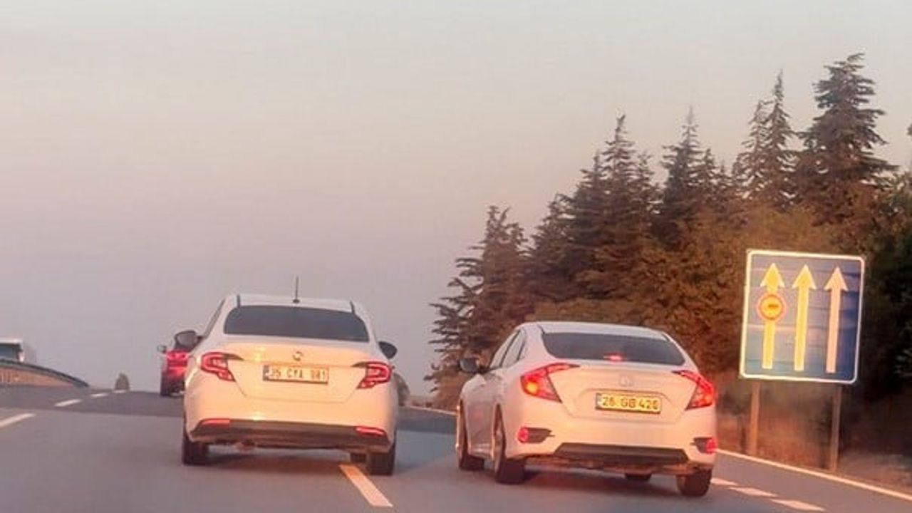 Eskişehir-Bursa yolunda birbirini sıkıştıran iki araç trafiği tehlikeye attı