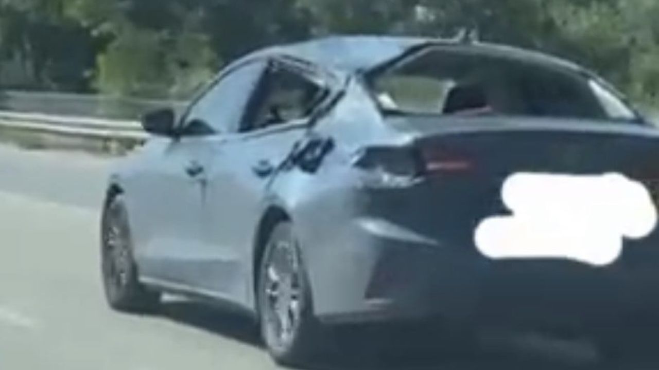 Eskişehir çevreyolunda tavanı ve camları hasarlı araç trafikte yavaş ilerledi
