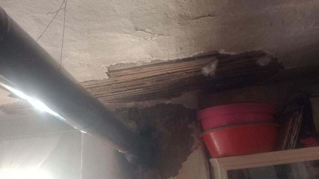 Eskişehir Çifteler'de sağanak yağış bir evin çatısına zarar verdi