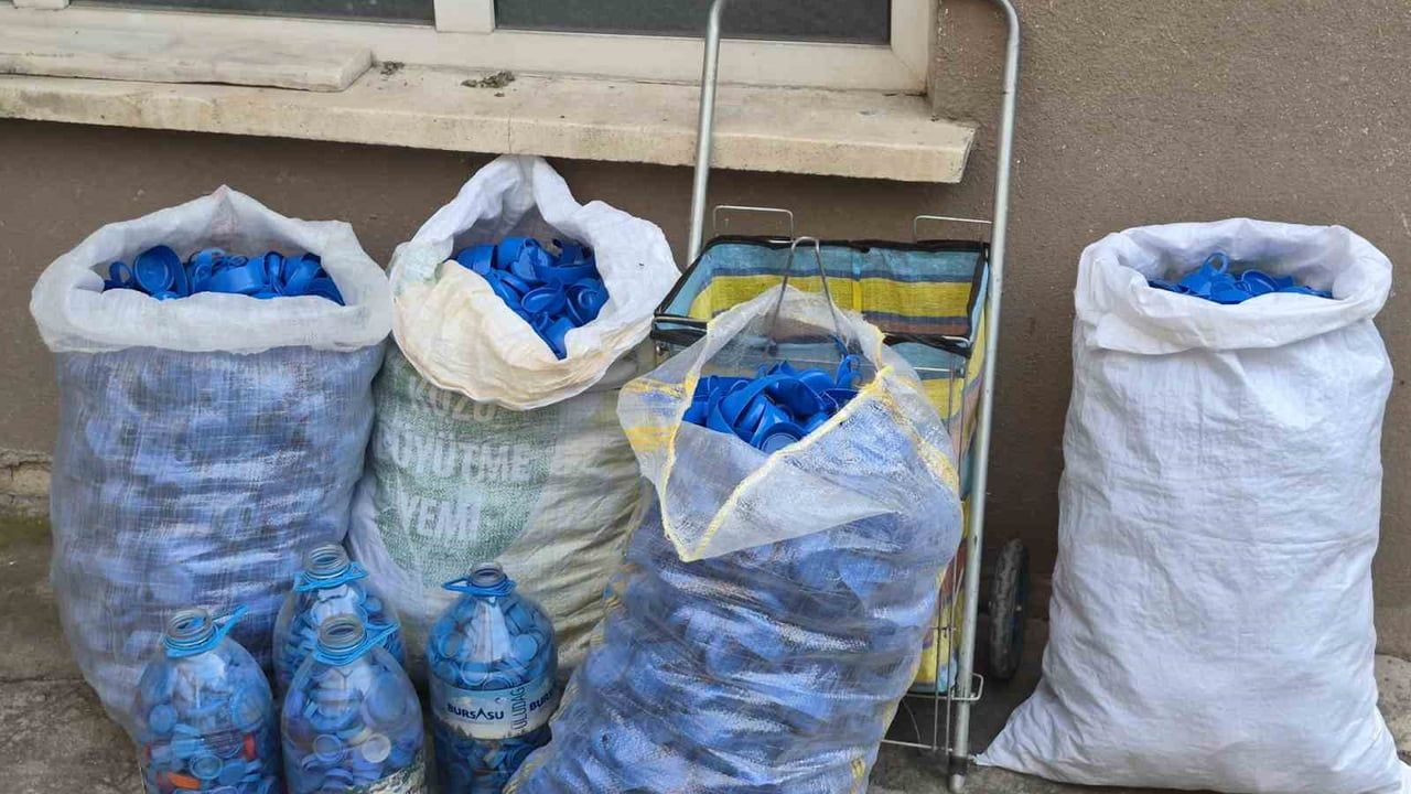 Eskişehir'de 11 yaşındaki Ecenur depremzedeler için 500 kg mavi kapak topladı